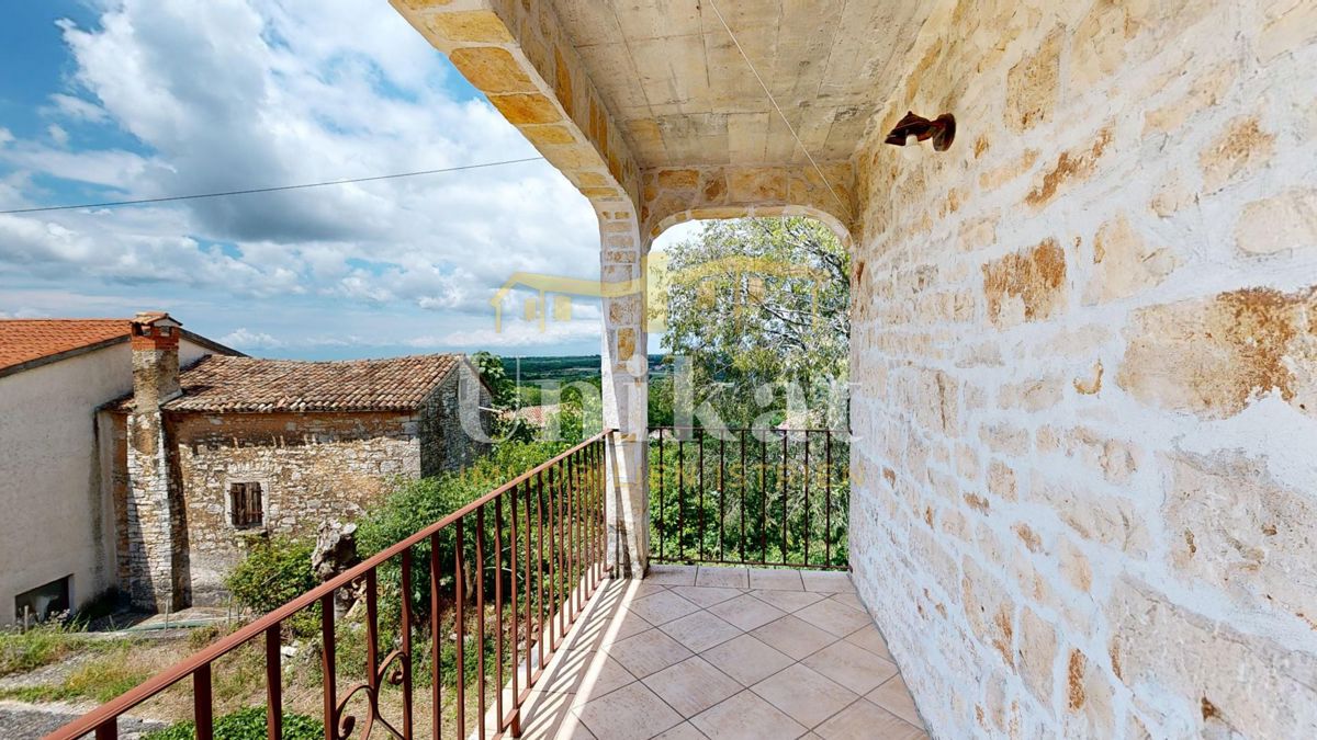 Renovirana kamnita hiša s bazenom